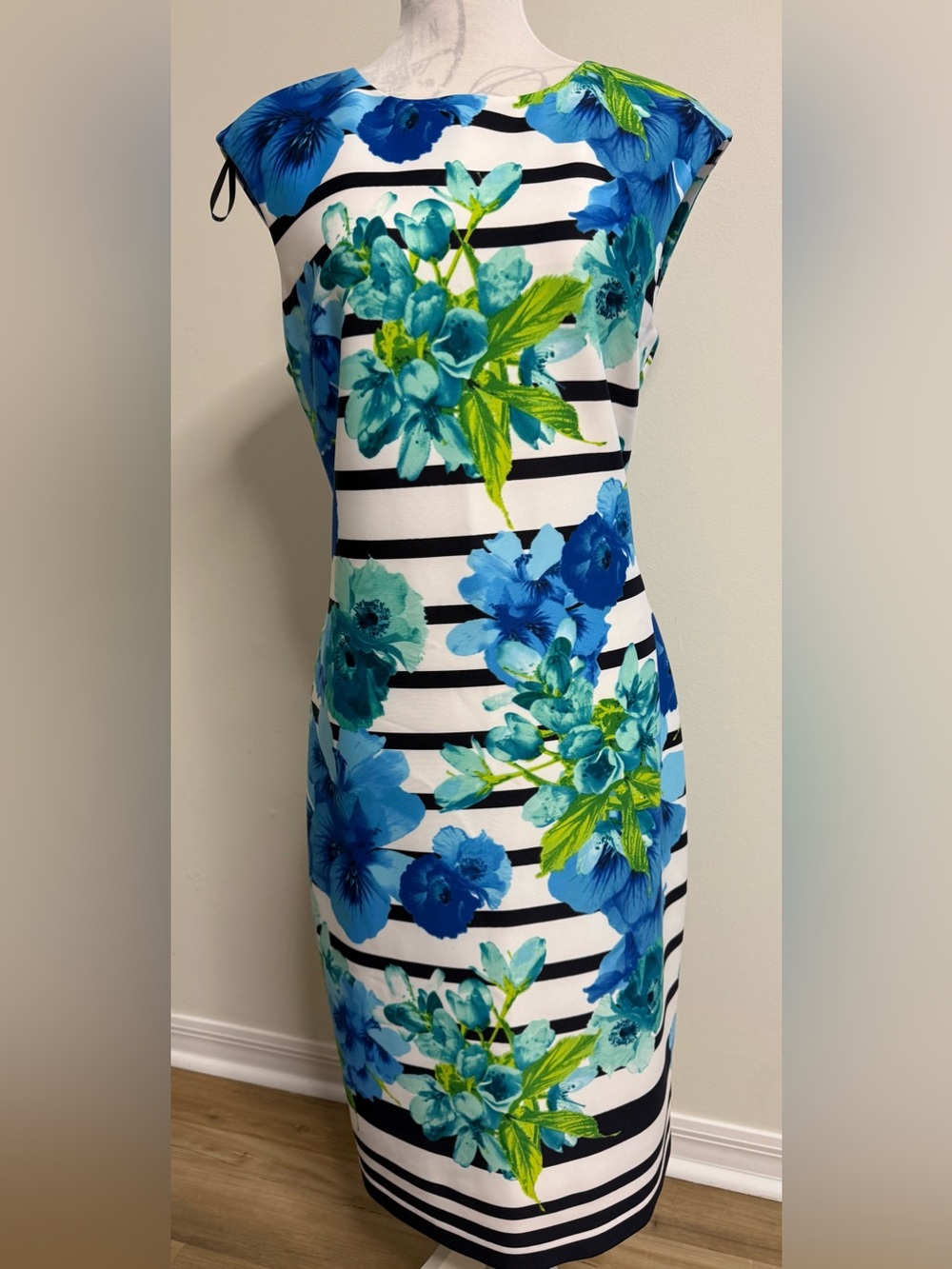VINCE CAMUTO Dress, zipper back, Round Neckline White/Black Blue Flowers Size 14